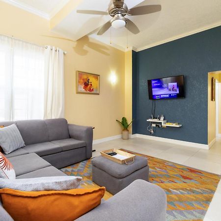 Choose To Be Happy At The Westbury - Two Bedroom Apartment كينغستون المظهر الخارجي الصورة