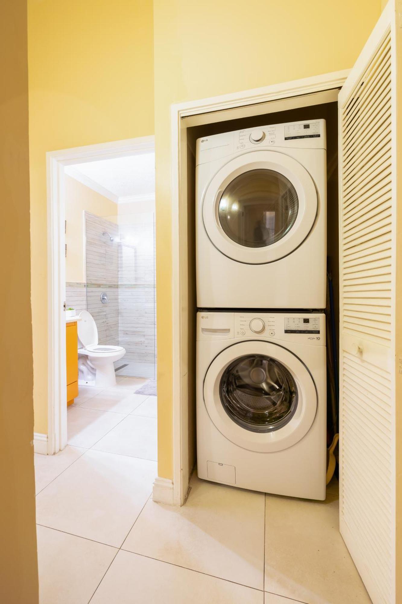 Choose To Be Happy At The Westbury - Two Bedroom Apartment كينغستون المظهر الخارجي الصورة